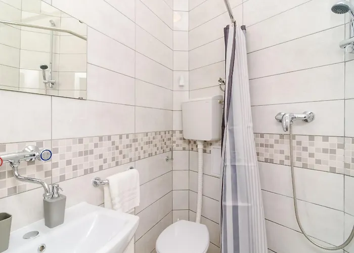 Amabilis - One Bedroom With Terrace And View مْليني