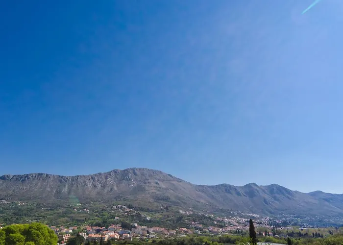 Amabilis - One Bedroom With Terrace And View مْليني